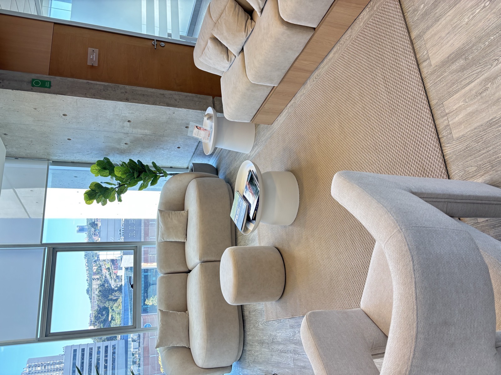 Sala de espera de Clínica Neora, con sillones y vista a Viña del Mar